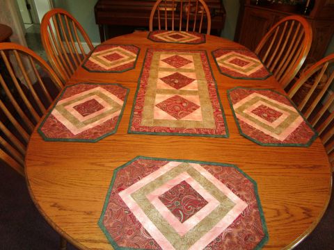 Table runner with matching placemats pieced and machine quilted.